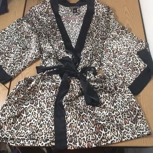 Women Victoria’s Secret Animal Print Lightweight Silky Satiny Robe Size Xs/Small